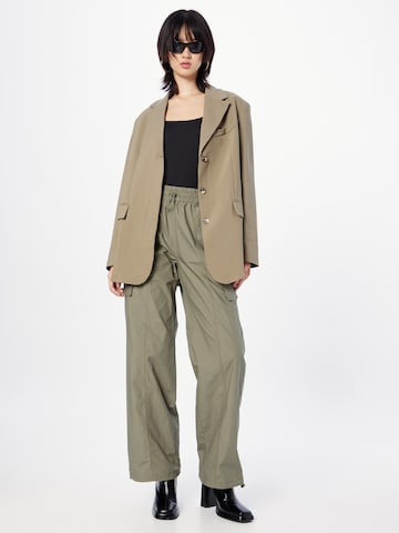 Loosefit Pantaloni cargo 'Damika' di mbym in verde