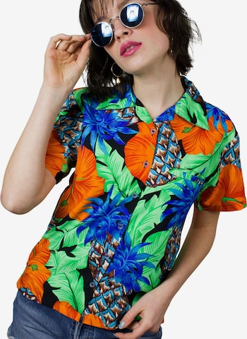 King Kameha Bluse 'Pineapple Hibiscus Black Line' in Grün: Vorderseite