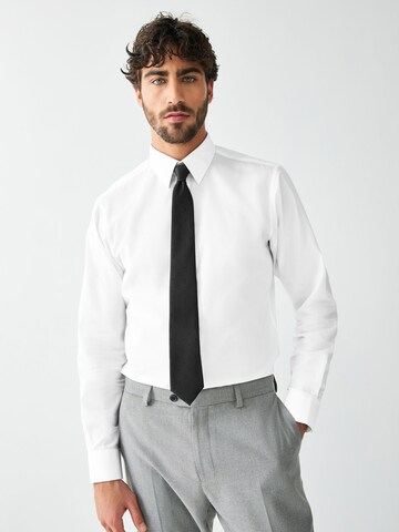 Next Regular Fit Set: Hemd und Krawatte in Weiß: Vorderseite