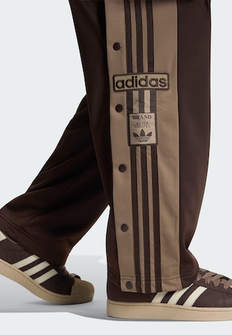 Loosefit Pantaloni 'Adibreak' di ADIDAS ORIGINALS in marrone
