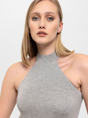 Top di Anou Anou in grigio