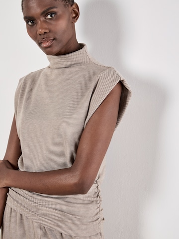 Apricot Mini Dogtooth High Neck Ruched Top ' ' in Grau
