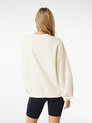 Bershka Sweatshirt in Beige