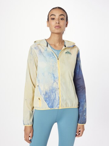 NIKE Sportjacka 'W NK TRAIL JACKET' i gul: framsida