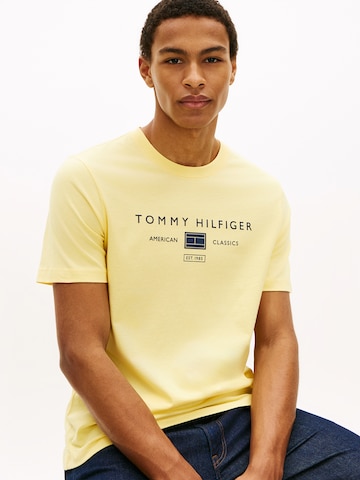 TOMMY HILFIGER Bluser & t-shirts 'BRAND LOVE' i gul
