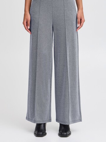 Wide leg Pantaloni con piega frontale 'Kate' di ICHI in grigio