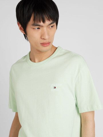 Tricou de la Tommy Jeans pe verde