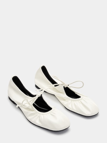 Pull&Bear Ballerina met riempjes in Wit