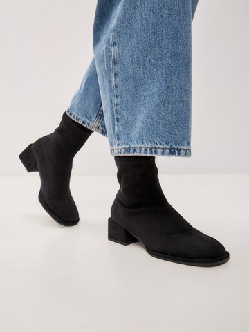 CESARE GASPARI Ankle boots in Black: front