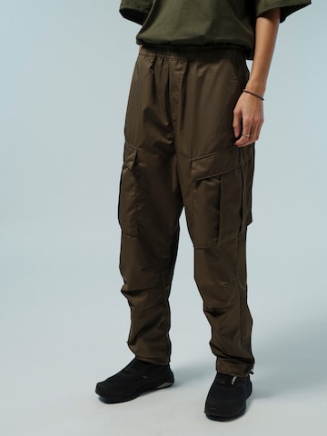 Pacemaker Tapered Pants 'Bennet' in Green: front