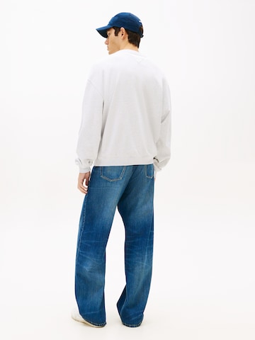 Tommy Jeans Majica '90S' | siva barva