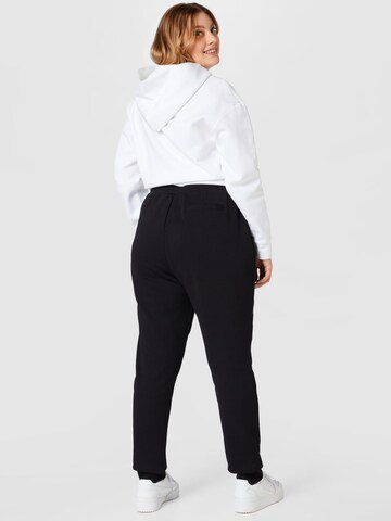 Tapered Pantaloni de la Calvin Klein Curve pe negru