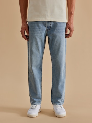 DAN FOX APPAREL Bootcut Jeans 'Jano' in Blauw: voorkant
