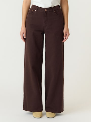 Wide Leg Jean YAS en marron : devant