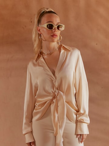 Ema Louise x ABOUT YOU Blouse 'Bianca' in Beige: front