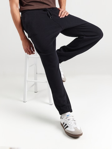 HOLLISTER Tapered Παντελόνι σε μαύρο: μπροστά