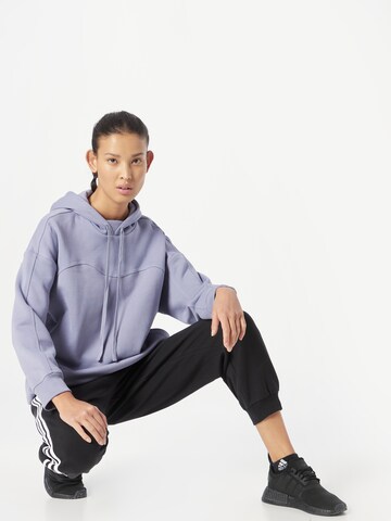 ADIDAS SPORTSWEAR Спортен суитшърт с качулка 'Lounge Fleece' в лилав