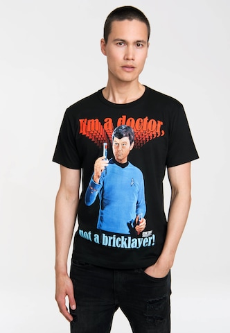 LOGOSHIRT Shirt 'I'm A Doctor Not A Bricklayer' in Zwart: voorkant