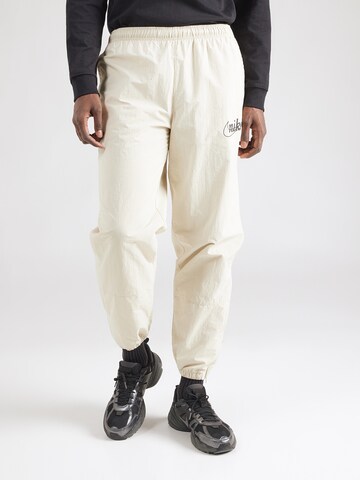 Effilé Pantalon 'CLUB' Nike Sportswear en vert : devant