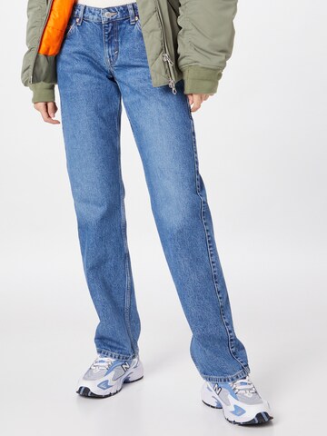 WEEKDAY Regular Jeans 'Arrow Low Straight' in Blau: Vorderseite