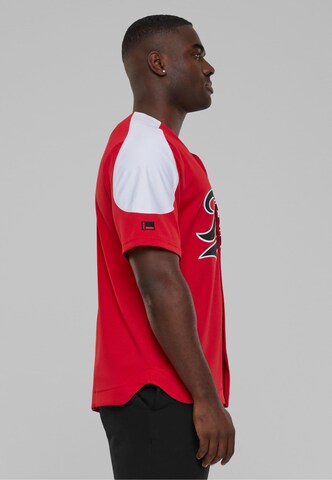 Coupe regular T-Shirt 'Varsity Block Baseball' FUBU en rouge