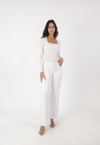 Elara Flared Jeans in White