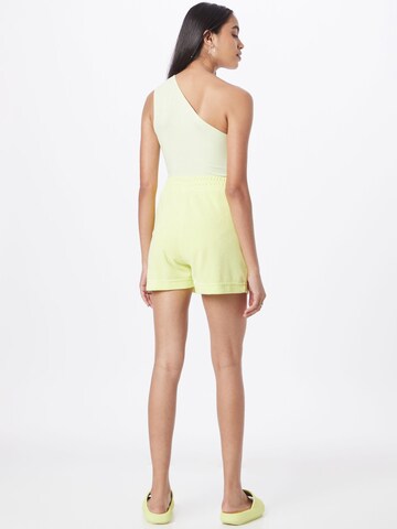 Monki Regular Shorts in Gelb