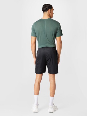 Reebok Regular Sportshorts in Schwarz