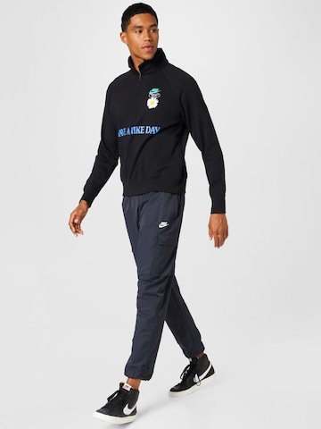 Nike Sportswear Tapered Cargo nadrágok 'REPEAT' - fekete