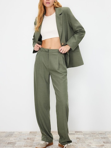 regular Pantaloni con pieghe di Trendyol in verde