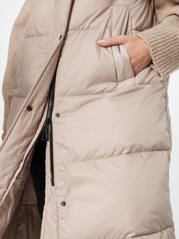 Gilet di Amber & June in beige