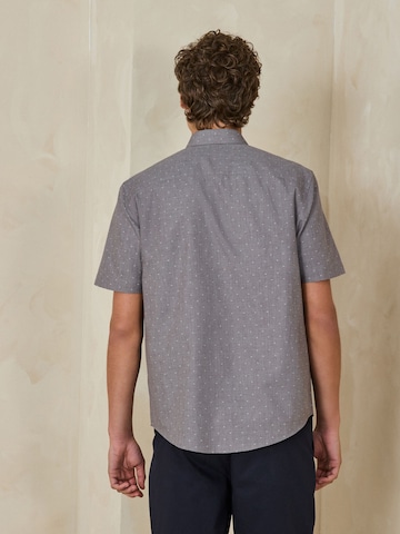 Next - Ajuste regular Camisa en gris