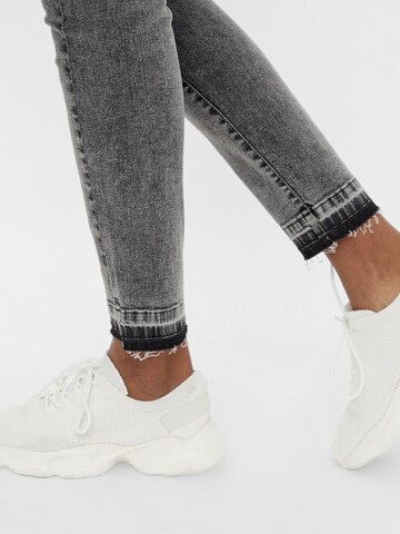 MAMALICIOUS Slimfit Jeans 'Racine' in Grau