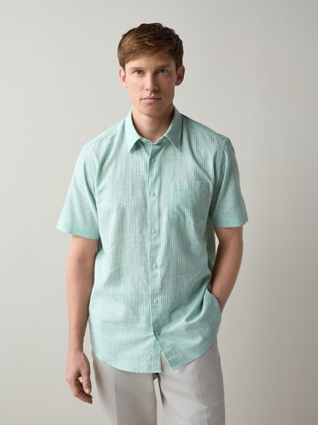 Next Regular Fit Hemd in Grün: Vorderseite