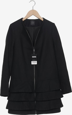 COS Mantel S in Schwarz: Vorderseite