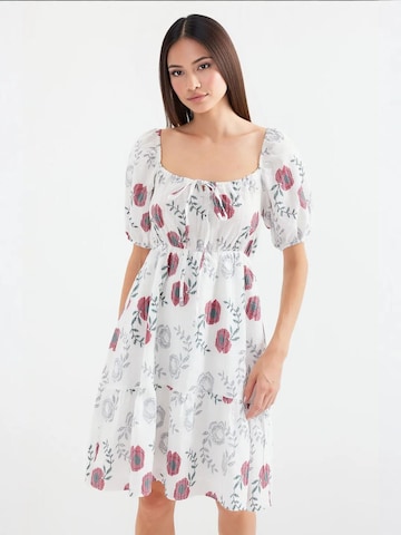 Bigdart Dress in White: front