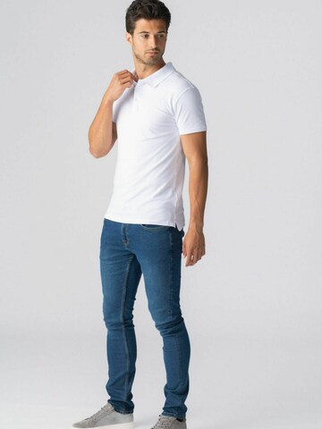 Coupe regular Chemise ' Muscle Polo ' TEESHOPPEN en blanc