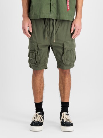 regular Pantaloni sportivi di ALPHA INDUSTRIES in verde: frontale
