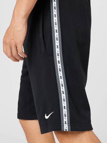 Nike Sportswear Loosefit Shorts 'Repeat' in Schwarz