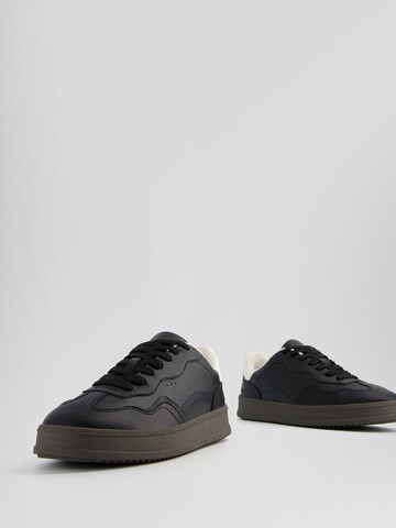 Sneaker low de la Bershka pe negru