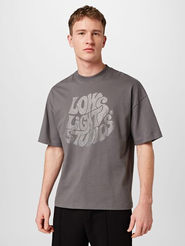 Low Lights Studios T-shirt i grå: framsida