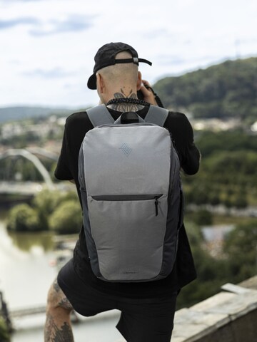NITRO Rucksack 'Tagesrucksack NIKURO TRAVELER' in Grau