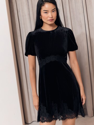 Lipsy Kleid in Schwarz