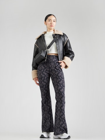 évasé Pantalon 'On A Winters Day' Blutsgeschwister en bleu