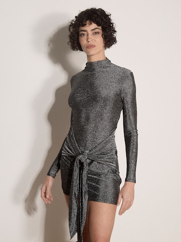 Apricot Glitter Mini Dress ' Glitzer-Minikleid ' in Silber: Vorderseite