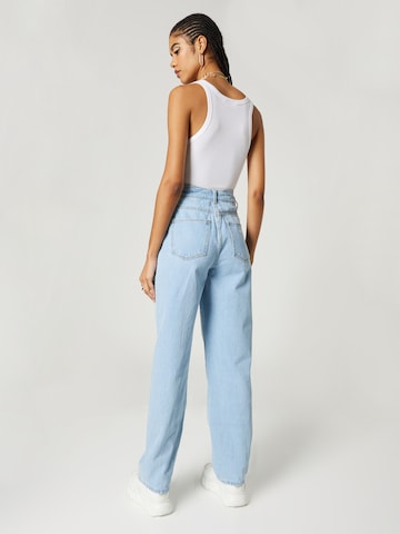 Hoermanseder x About You Regular Jeans 'Emmy' in Blauw