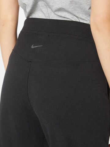 NIKE Tapered Sporthose in Schwarz