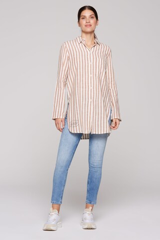 Soccx Strukturierte Longbluse mit Streifenmuster in Beige