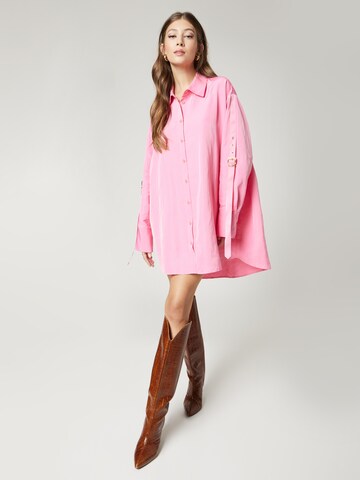 Hoermanseder x About You Blousejurk 'Anna' in Roze: voorkant