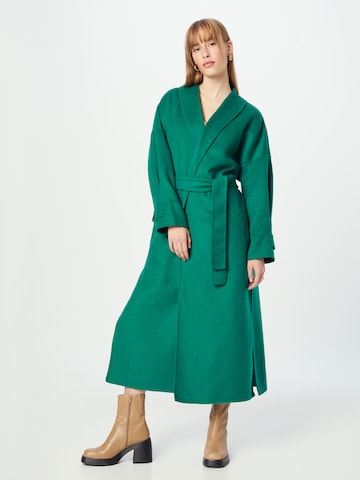 LA STRADA UNICA Ανοιξιάτικο και φθινοπωρινό παλτό 'CALUSO' σε πράσινο: μπροστά